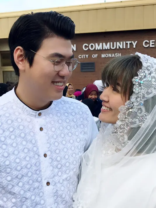 Setelah resmi menjadi suami istri, pasangan ini sering kali mengunggah liburan bersama ke beberapa negara. Liburan itu, dianggap presenter itu sebagai bulan madu. (Instagram/asty_ananta)