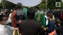 Sejumlah orang mengangkat keranda berisi jenazah mendiang mantan pebuku tangkis Indonesia Markis Kido saat pemakaman di TPU Kebon Nanas, Jakarta, Selasa (15/6/2021). Markis Kido meniggal dunia diduga akibat serangan jantung. (merdeka.com/Imam Buhori)