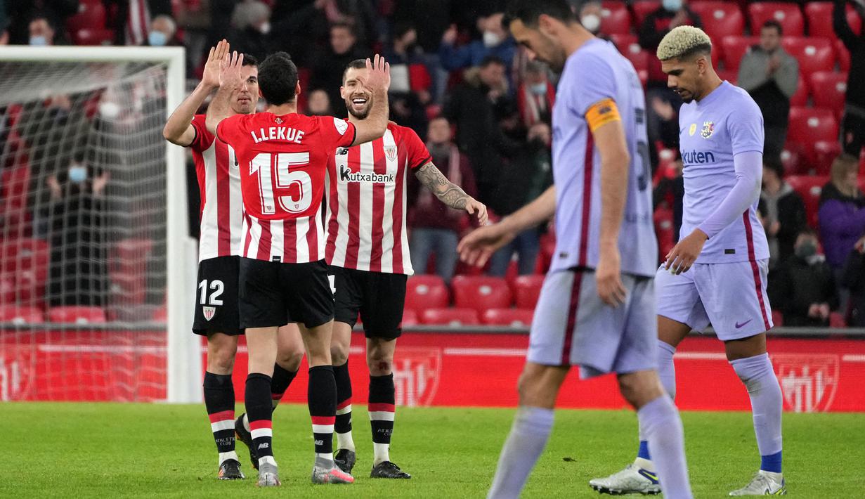 Para pemain Athletic Bilbao merayakan kemenangan atas Barcelona pada laga leg pertama babak 16 besar Copa Del Rey 2021/2022 di San Mames Stadium, Bilbao (20/1/2022). Dari total 237 laga di semua ajang, Barcelona tercatat kalah sebanyak 79 kali dari Athletic Bilbao dan menang dalam 119 laga. (AFP/Cesar Manso)