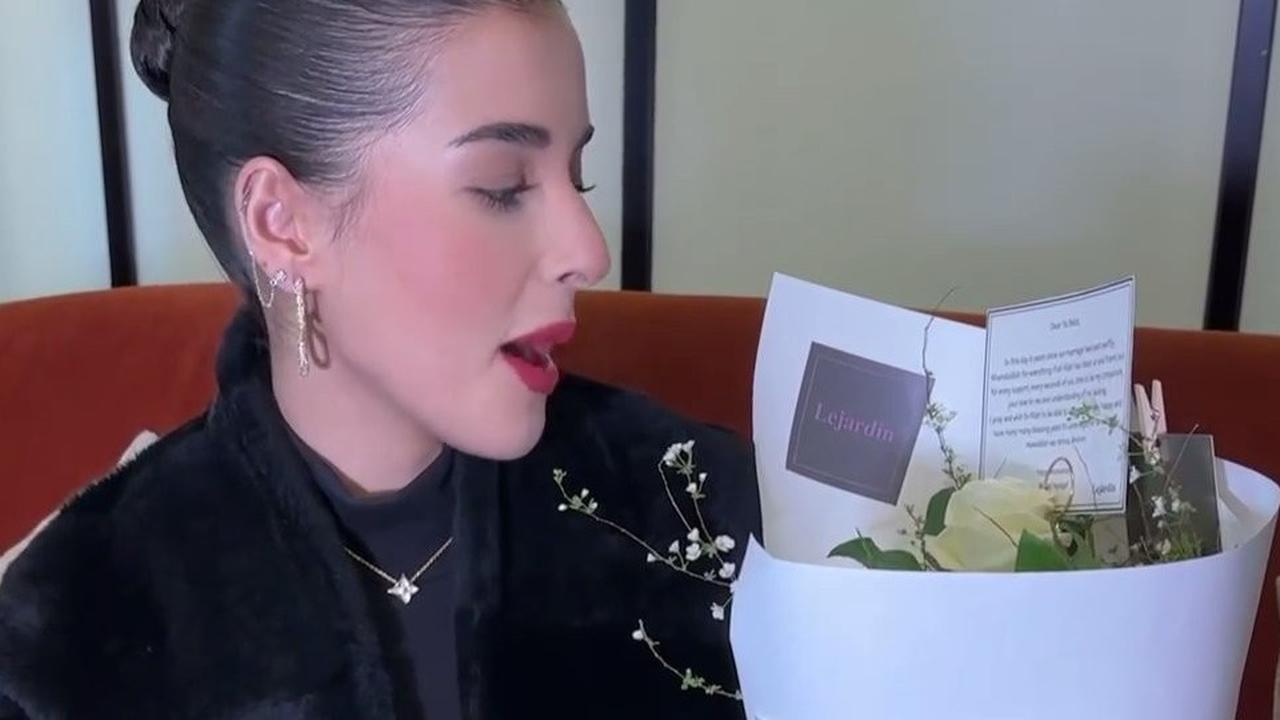 Lagi LDR, Tasya Farasya Dapat Kiriman Buket Bunga di Korea dari Sang Suami di Hari Anniversary Pernikahan