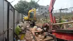 Alat berat mengeruk galian pipa instalasi proyek Sistem Penyediaan Air Minum (SPAM) di kota Tangerang Selatan, Banten, Rabu (22/07/2020). Proyek penyediaan air bersih yang memiliki kapasitas memproduksi 200 liter air per detik ini diperkirakan akan beroperasi pada 2021. (merdeka.com/Dwi Narwoko)