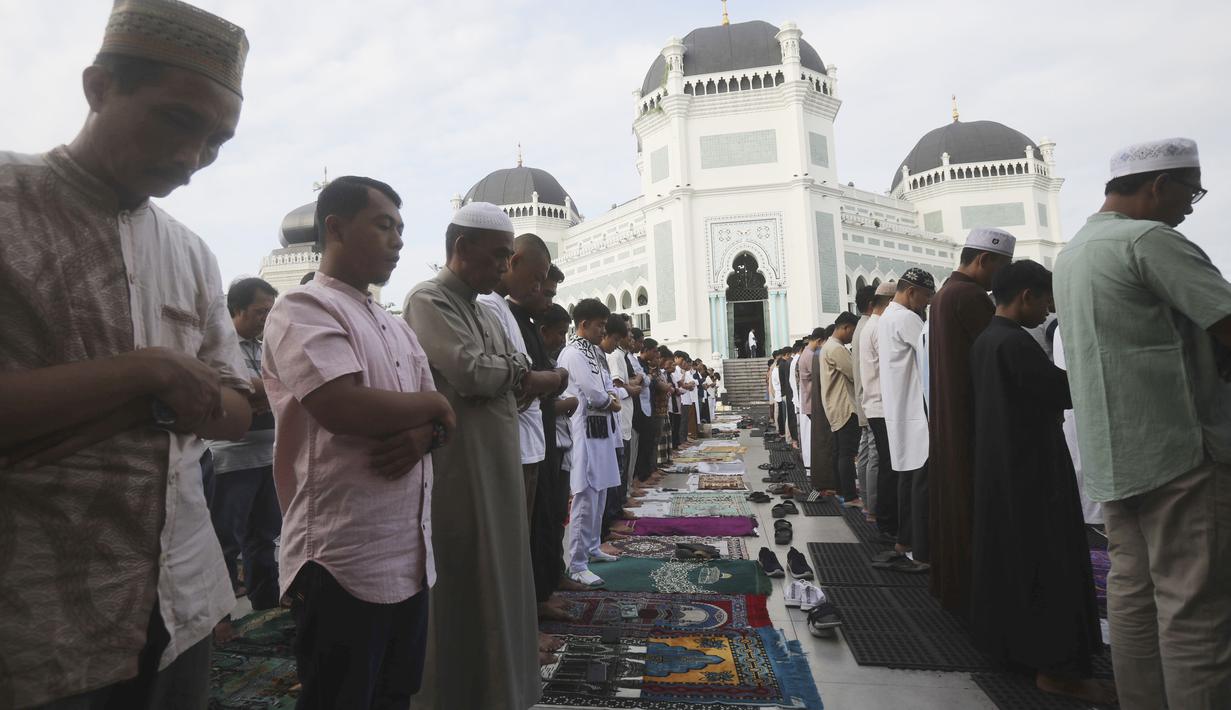 Umat ​​Islam melaksanakan sholat Idul Adha di depan Masjid Agung Al Mashun Medan, Indonesia, Kamis, 29 Juni 2023. Umat Islam di seluruh dunia merayakan Idul Adha atau Hari Raya Kurban dengan menyembelih domba, kambing, sapi dan unta untuk memperingati kesiapan Nabi Ibrahim mengorbankan putranya Ismail atas perintah Allah. (AP Photo/Binsar Bakkara)
