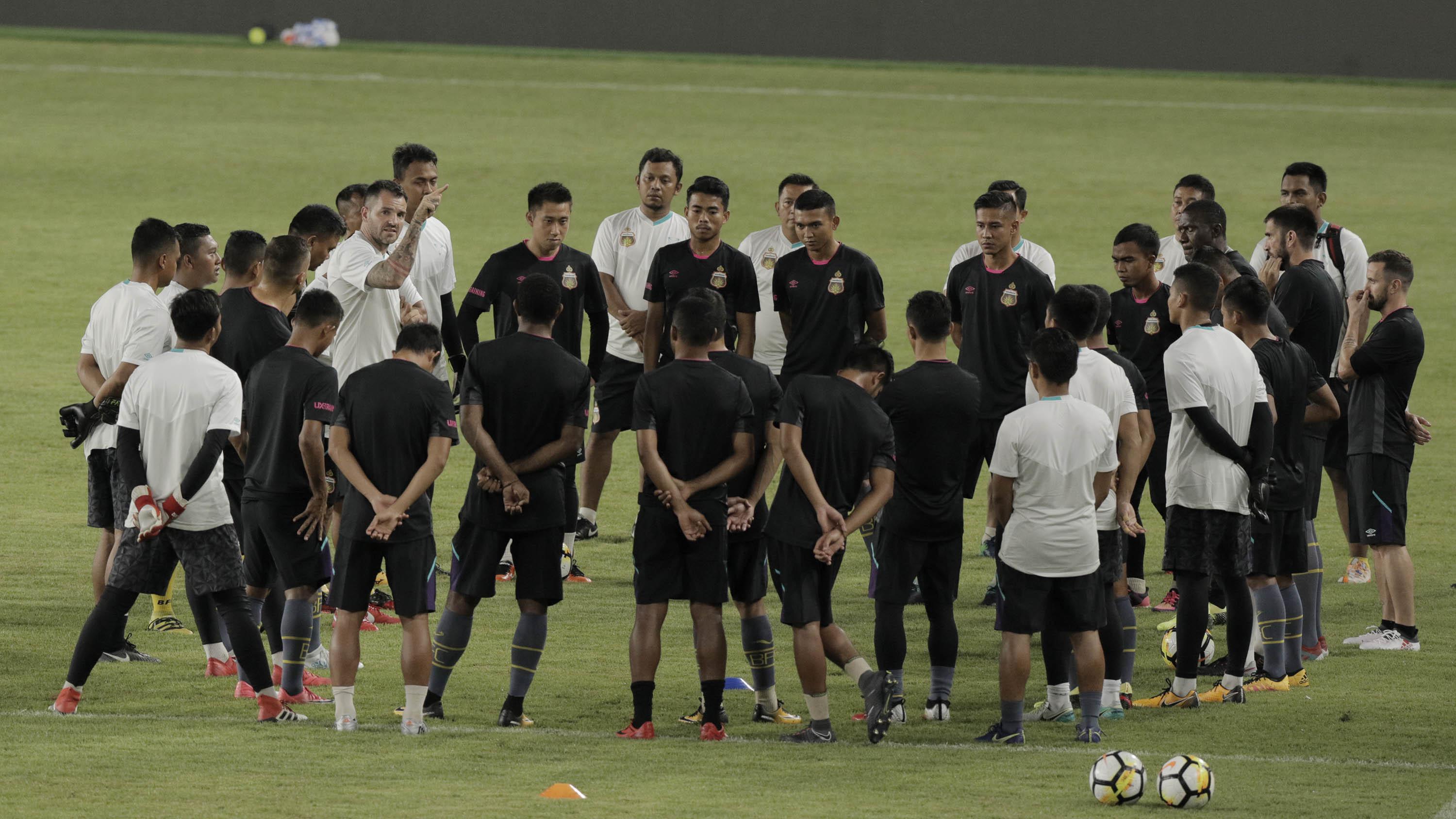 Pelatih Bhayangkara FC, Simon McMenemy, memberikan arahan kepada anak asuhnya saat latihan jelang laga perdana Liga 1 di SUGBK, Jakarta, Kamis (22/3/2018). Bhayangkara FC akan berhadapan dengan Persija. (Bola.com/M Iqbal Ichsan)