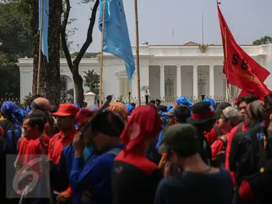 Ribuan buruh yang terdiri dari berbagai serikat, melakukan unjuk rasa di depan Istana Negara, Jakarta, Kamis (15/10). Aksi para buruh ini untuk menyatakan penolakan mereka terhadap paket kebijakan ekonomi jilid IV. (Liputan6.com/Faizal Fanani)