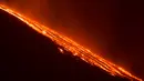 Muntahan lava panas keluar dari perut Gunung Etna saat meletus di pulau selatan Sisilia, Italia, Senin (7/12). Gunung berapi tertinggi di Eropa tersebut kembali memuntahkan abu vulkanik setelah dua tahun tidak ada aktivitas. (REUTERS/Antonio Parrinello)