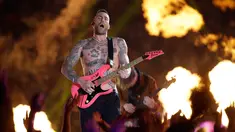 Penampilan vokalis Maroon 5 Adam Levine saat memeriahkan pertandingan antara Los Angeles Rams dan New England Patriots dalam Super Bowl LIII di Atlanta, Georgia, AS, Minggu (3/2). (AP Photo/Mark Humphrey)