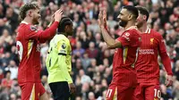 Pemain depan Liverpool, Mohamed Salah (ketiga kiri) merayakan gol bersama Harvey Elliott pada pekan ke-28 Premier League musim 2024/2025 saat melawan Southampton di Stadion Anfield, Inggris pada 8 Maret 2025. (Paul ELLIS/AFP)
