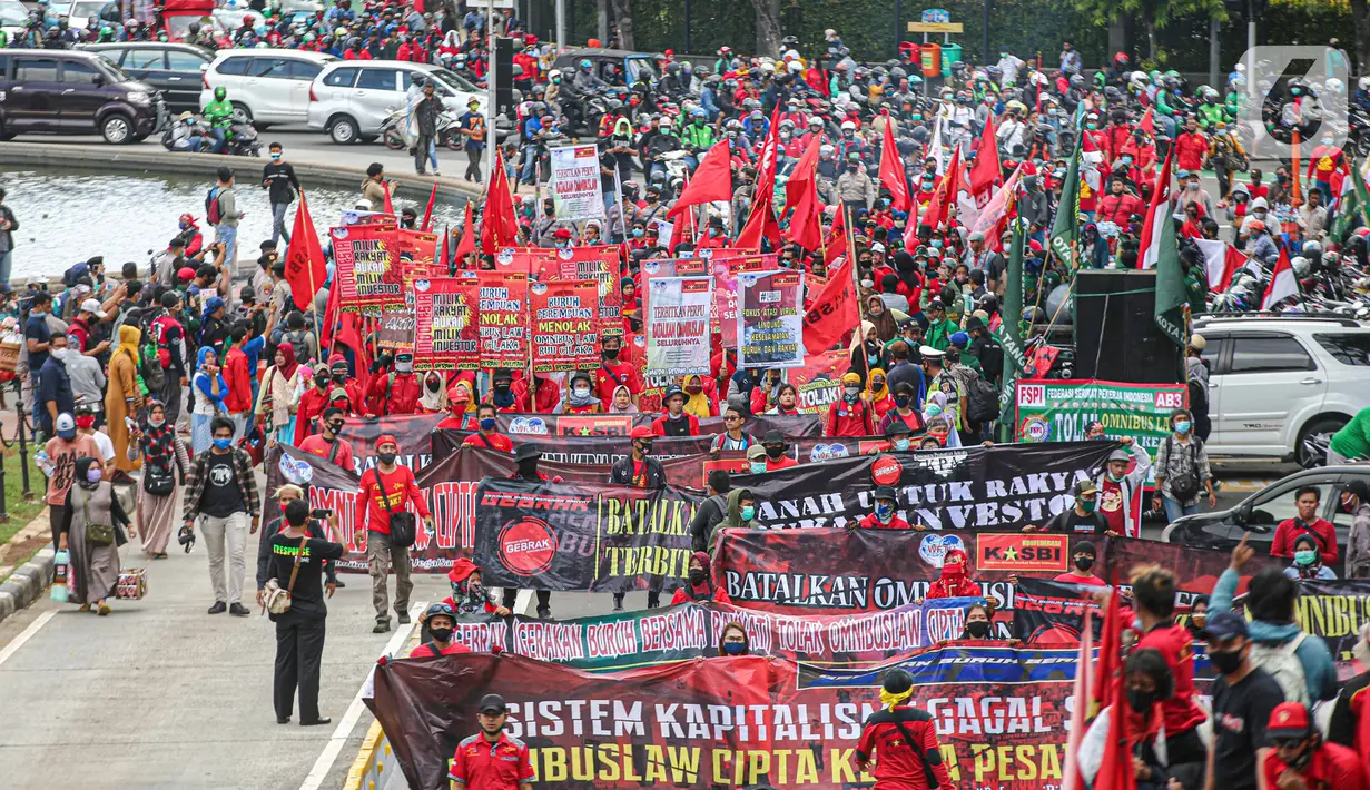 Massa dari berbagai elemen buruh berunjuk rasa di kawasan Patung Kuda, Jakarta, Kamis (22/10/2020). Dalam aksi yang digelar bertepatan dengan setahun pemerintahan Presiden Joko Widodo-Wapres Ma'ruf Amin itu massa meminta dikeluarkannya Perppu pencabutan UU Cipta Kerja. (Liputan6.com/Faizal Fanani)
