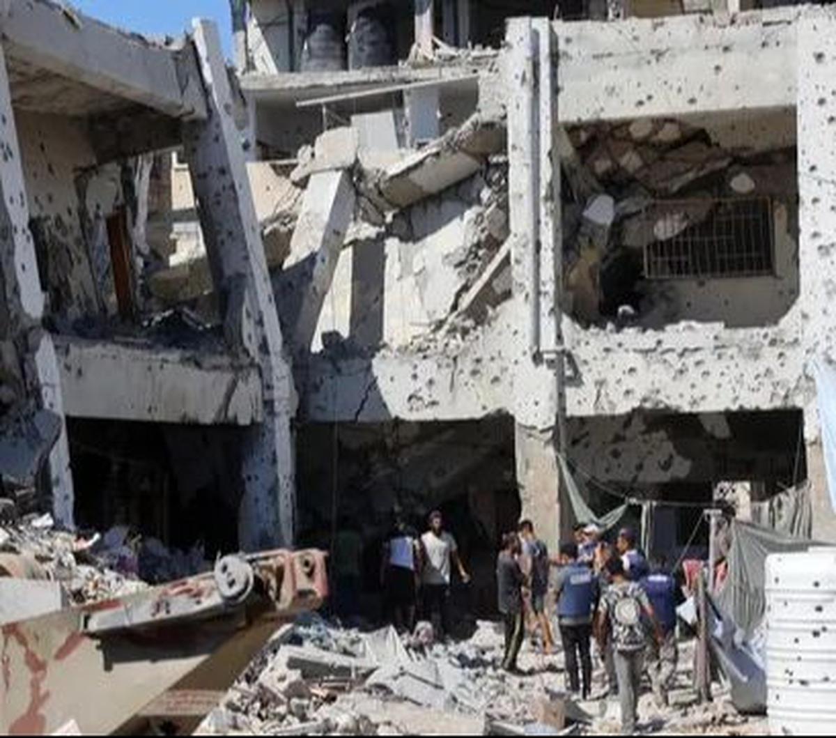 Sejumlah warga Palestina memeriksa Sekolah Al-Zahra yang hancur lebur setelah dihantam serangan Israel di lingkungan Shujaiya, Kota Gaza, Jalur Gaza, Palestina, pada 8 Agustus 2024. Badan Pertahanan Sipil Gaza melaporkan, serangan Israel menghantam dua se
