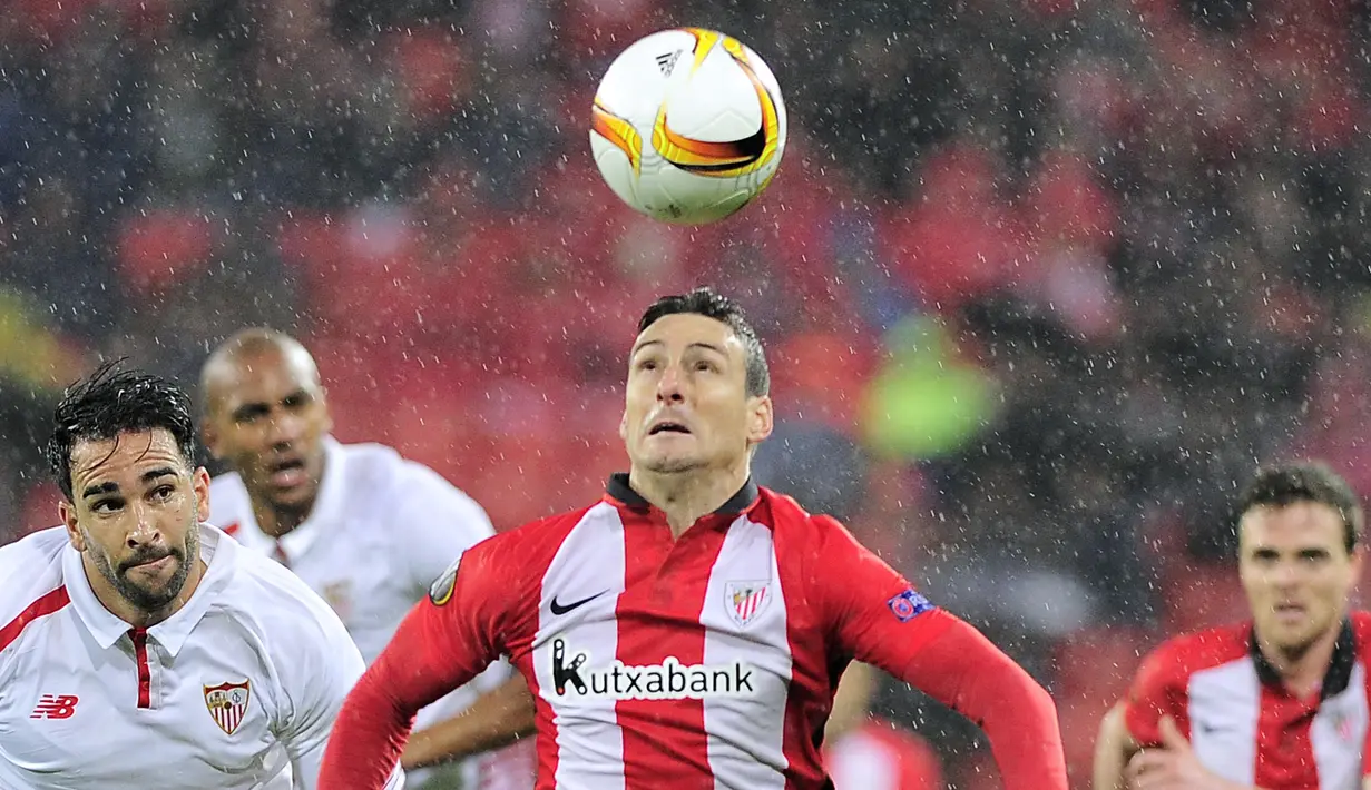 Aritz Aduriz (tengah) menyumbangkan satu gol saat Athletic Bilbao mengalahkan Sevilla 2-1 pada perempat final Liga Europa di Stadion Ramon Sanchez Pizjuan, (14/4/2016). (AFP/Ander Gillenea)