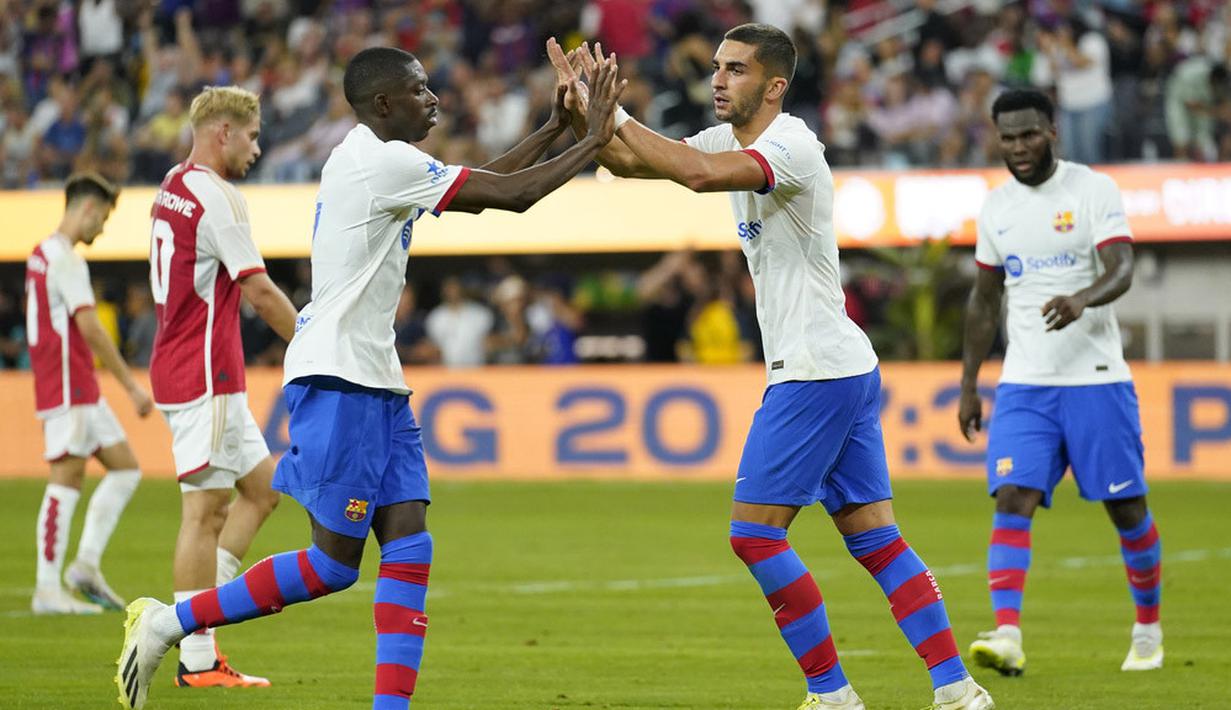 Pemain Barcelona, Ferran Torres, melakukan selebrasi setelah mencetak gol ke gawang Arsenal dalam laga pramusim di Stadion SoFi, Inglewood, California, Kamis (27/7/2023). Arsenal menang dengan skor 5-3 atas Barcelona. (AP Photo/Ashley Landis)