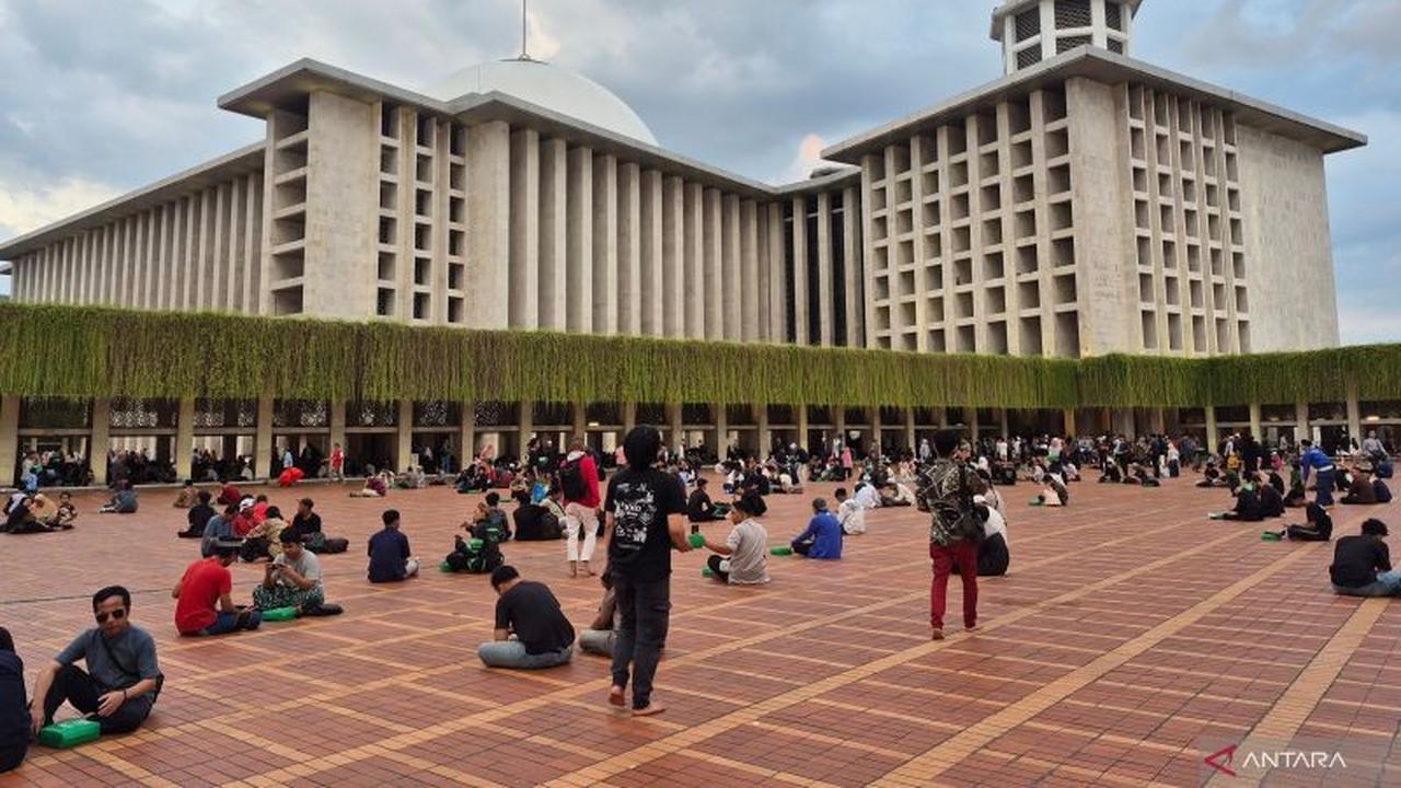 Antusiasme Tinggi Jamaah Buka Puasa Bersama di Masjid Istiqlal Jelang Akhir Ramadhan