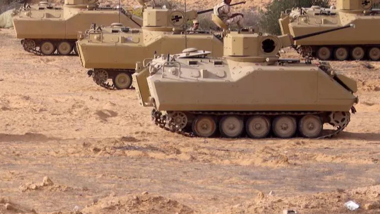Penempatan kendaraan militer lapir baja itu dilakukan Mesir sebagai bentuk kekhawatiran kedatangan puluhan ribu pengungsi dari Gaza menuju Mesir.<br>