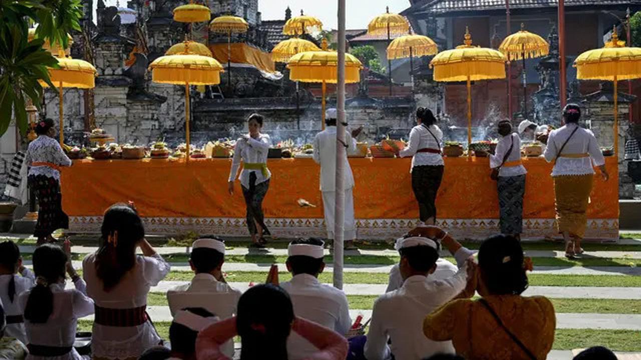 Berlangsung Khusyuk, Masyarakat Hindu Bali Peringati Hari Raya Galungan