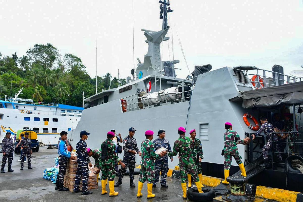 FOTO: TNI AL Salurkan Bantuan Logistik Pascabencana di Kepulauan Sitaro