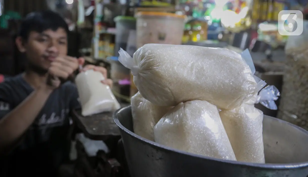 Pedagang berpendapat hal ini disebabkan cuaca kering yang berkepanjangan, sehingga membuat pasokan gula menurun. (Liputan6.com/Angga Yuniar)