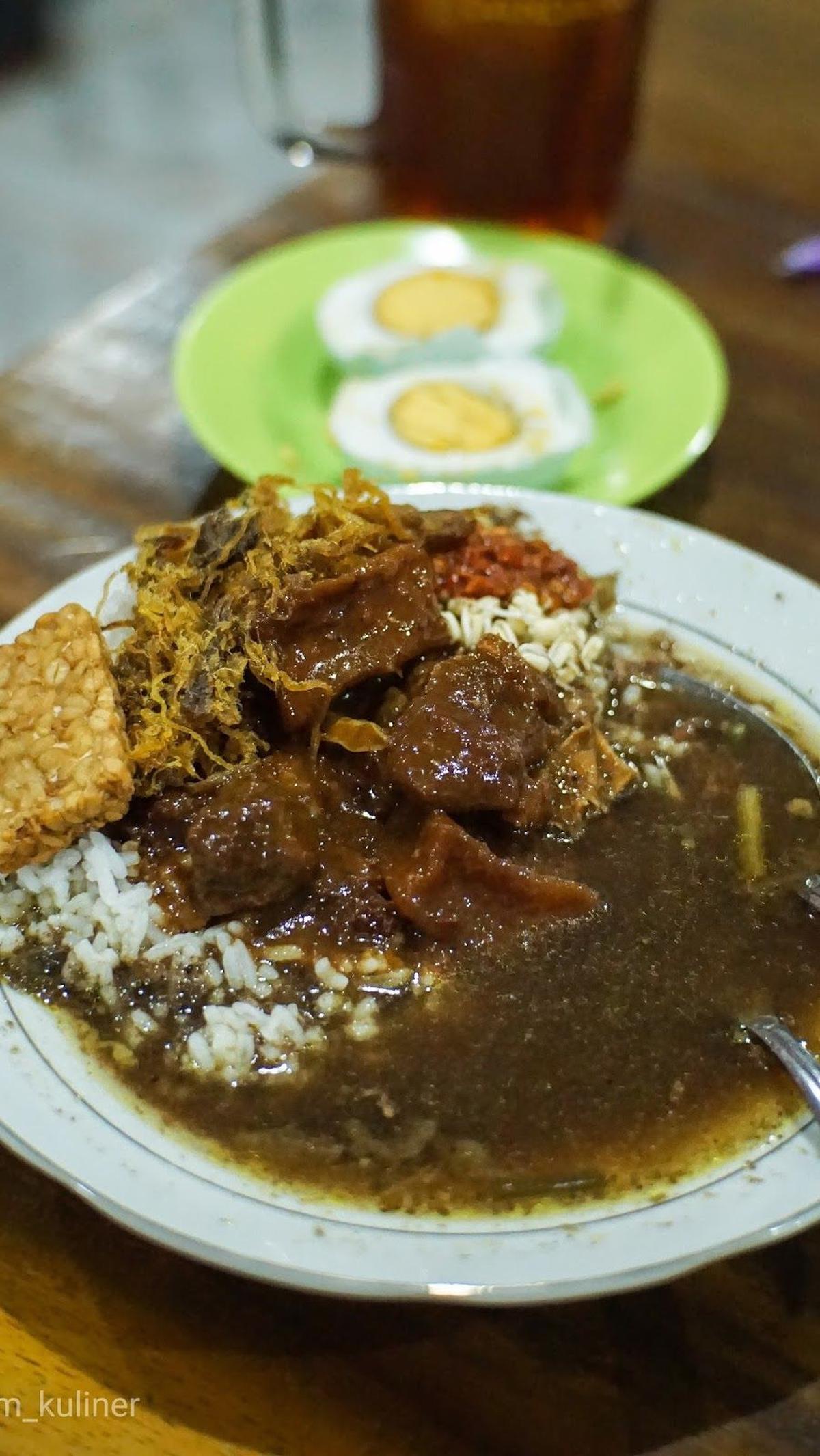 4. Rawon Pak Pangat
Jl. Ketintang Baru Selatan I 15, Gayungan, Surabaya