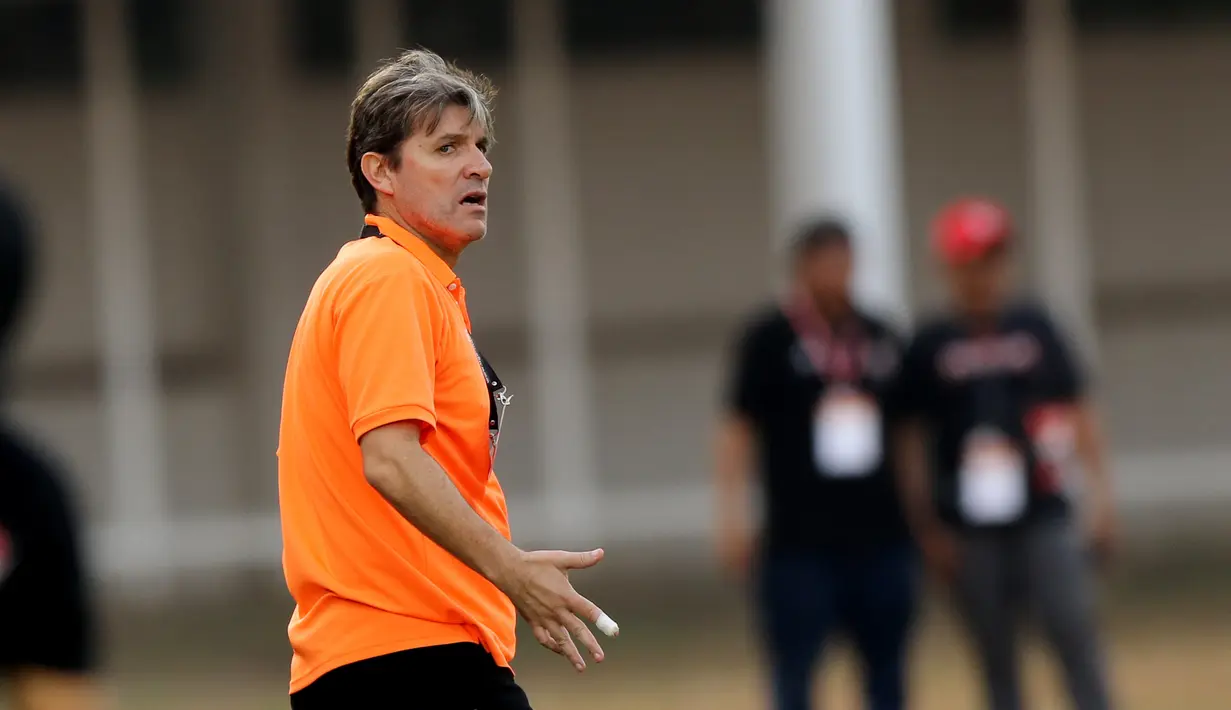Pelatih Persija Jakarta, Julio Banuelos, saat melawan Kalteng Putra pada laga Liga 1 2019 di Stadion Madya, Jakarta, Selasa (20/8). Persija menang 3-0 atas Kalteng Putra. (Bola.com/M Iqbal Ichsan)