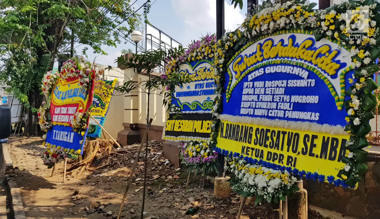 Karangan bunga menghiasi komplek Mako Brimob Kelapa Dua, Depok, Jawa Barat, Jumat (11/5). Puluhan karangan bunga dari sejumlah pejabat negara memadati pekarangan Mako Brimob. (Liputan6.com/Herman Zakharia)