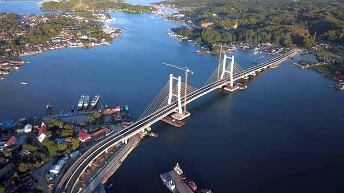 Kementerian PUPR tengah menyelesaikan pembangunan Jembatan Teluk Kendari sepanjang 1,34 km yang menghubungkan Pelabuhan Kota Lama dengan Kecamatan Poasia. (Dok PUPR)