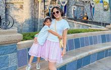 Potret Shandy Aulia & Claire Kompak Pakai T-shirt Putih Dipadu Rok Mini Pink Serba Dior di Disneyland