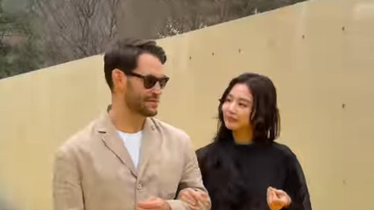 Jennie BLACKPINK Tampil Effortless Stunning dengan Gaun Sheer di Acara Simon Porte Jacquemus