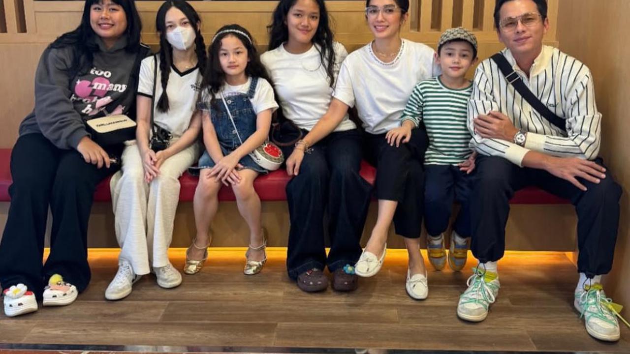 7 Potret Momen Kehangatan Keluarga Andhika dan Ussy, Bukti Cinta yang Makin Erat dengan Anak-anak