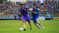 M. Fachrudin (kiri) mempertahankan rekor tak terkalahkan Persik. Pada uji coba terakhir, Minggu (20/3/2016), Persik menang 4-1 atas Madiun Putra. (Bola.com/Robby Firly)