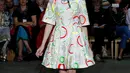 Model memperagakan busana Spring/Summer 2017 karya desainer asal India, Manish Arora selama Paris Fashion Week di Paris, Prancis (29/9). Model tersebut tampil dengan gaya rambut yang unik. (REUTERS/Gonzalo Fuentes)