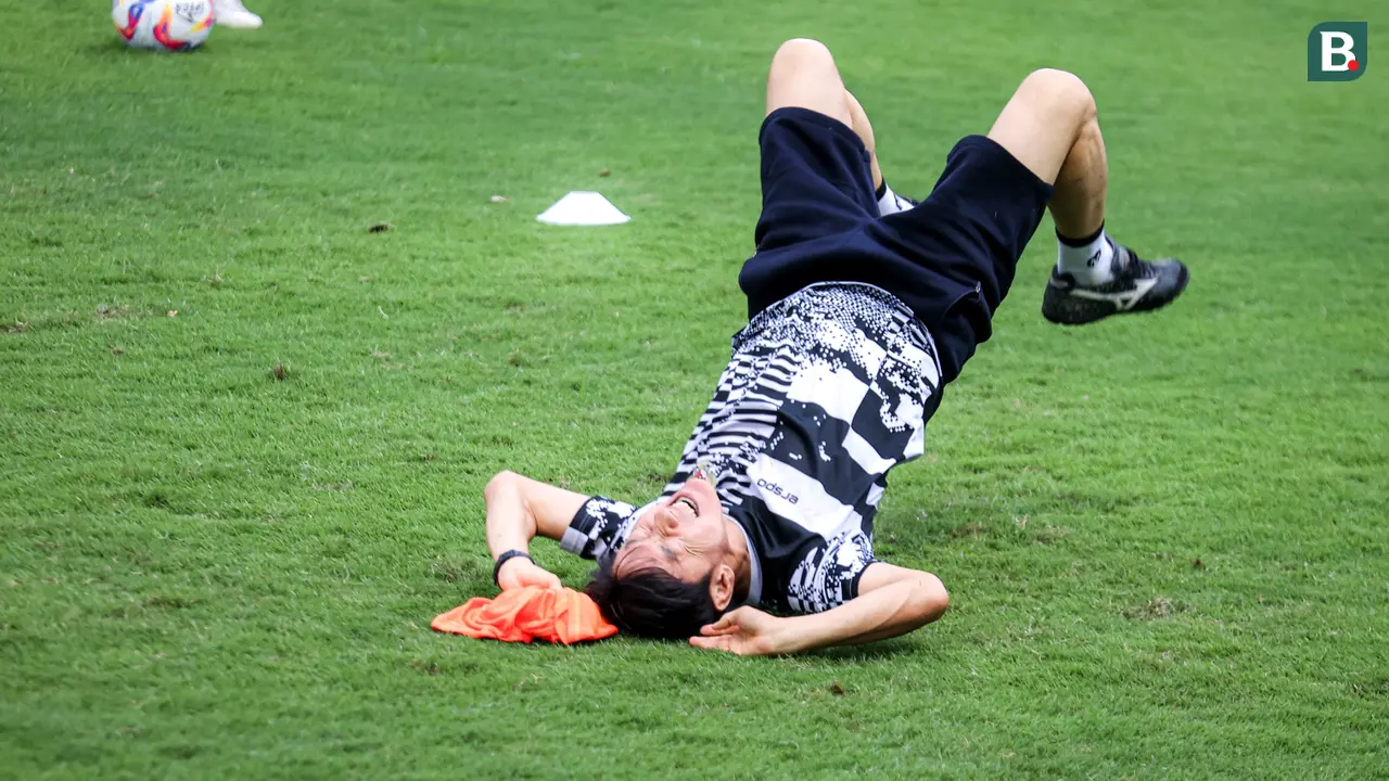 Foto: Ga Ada Akhlak, Ini Momen Shin Tae-yong Dibuat Terkapar oleh Pemainnya saat Gim Rondo