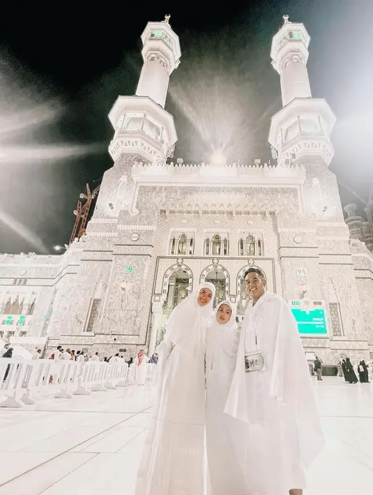 Tak ingin kehilangan momen, Nia Ramadhani membagikan beberapa keseruannya saat umrah di media sosial[instagtam/ramadhaniabakrie]
