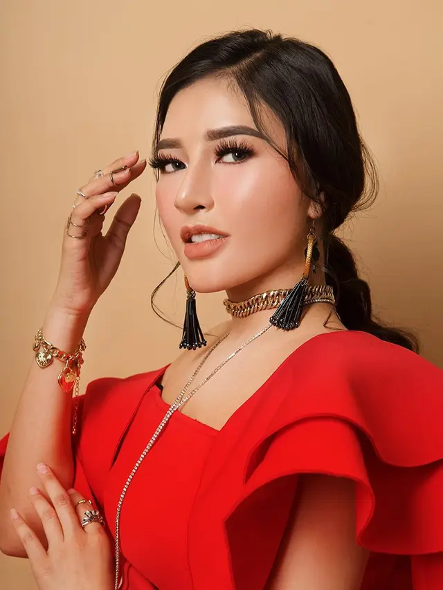 7 Pesona Shandy Purnamasari Tampil Glamor Ini Curi Perhatian