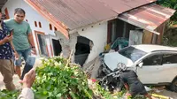 Mobil istri Kasat Sabhara Polres Sinjai tabrak rumah warga