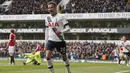 Dele Alli mencetak satu gol saat Tottenham mengalahkan Manchester United pada lanjutan liga Inggris di White Hart Lane, Minggu (10/4/2016). (Action Images via Reuters/John Sibley)