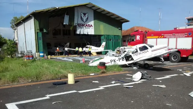 Kondisi hanggar yang tertabrak dalam insiden pesawat latih di Bandara Tunggul Wulung. (Foto: Liputan6.com/Muhamad Ridlo)