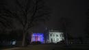 Gedung Putih diterangi dengan warna merah, putih dan biru untuk mendukung Tim Olimpiade dan Paralimpiade AS pada 03 Februari 2022 di Washington, DC. Olimpiade Musim Dingin Beijing 2022 berlangsung mulai 4 hingga 20 Februari. (Win McNamee/Getty Images/AFP)