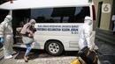 Pasien tanpa gejala Covid-19 yang diantar dengan ambulans tiba di Hotel U Stay Mangga Besar, Sawah Besar, Jakarta, Senin (28/9/2020). Sebagian pasien tanpa gejala mulai diisolasi di hotel untuk mengantisipasi daya tampung Rumah Sakit Darurat Wisma Atlet yang semkain padat. (Liputan6.com/Faizal Fanan