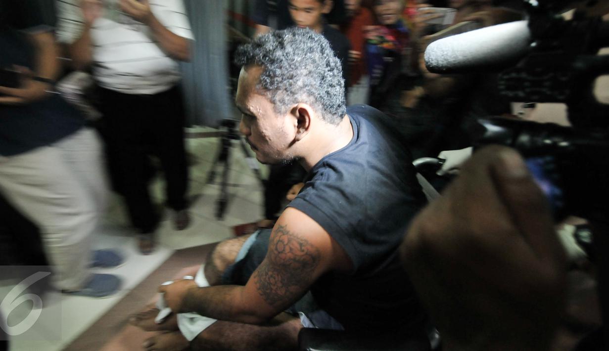 Alfin Bernius Sinaga saat tiba di RS Polri, Kramatjati, Jakarta Timur, Kamis (29/12). Alfin ditangkap di Villamas Indah blok C, Bekasi Utara karena ikut terlibat dalam perampokan disertai penyekapan. (Liputan6.com/Yoppy Renato) 