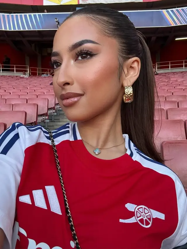 Setia Dukung Justin Hubner, Intip Potret Jennifer Coppen Tampil Konsisten dengan Latina Makeup Look di Stadion