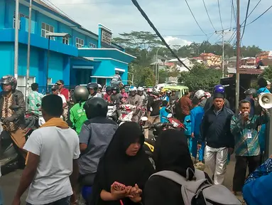 Warga berkumpul di jalanan setelah gempa berkekuatan magnitudo 6,5 di desa Batu Merah di Ambon, kepulauan (26/9/2019). Gempa bumi magnitudo 6,8 guncang kawasan timur Indonesia tepatnya di Ambon Maluku Kamis (26/9/2019) pagi. Pusat Gempa berada di kedalaman 10 KM. (AFP Photo/Yusnita)