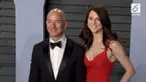 Kabar mengejutkan datang dari pasangan orang terkaya di dunia, yakni Jeff Bezos dan MacKenzie. Pasangan yang sudah menikah selama 25 tahun ini mendadak mengumumkan perceraian melalui akun Twitter Bezos.