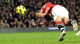 Striker Manchester United Javier Hernandez melesakkan gol penutup kemenangan 2-0 atas Wigan dengan sundulan di Old Trafford, 20 November 2010. AFP PHOTO/ANDREW YATES