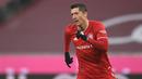 Penyerang Bayern Munchen, Robert Lewandowski, merayakan gol yang dicetaknya ke gawang Wolfsburg pada laga lanjutan Liga Jerman di Allianz Arena, Kamis (17/12/2020) dini hari WIB. Bayern Munchen menang 2-1 atas Wolfsburg. (AFP/Christof Stache/pool)