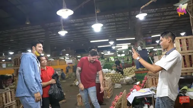 Momen keseruan Ammar Zoni berbelanja di pasar tengah malam