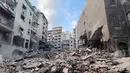 Kementerian Kesehatan Lebanon menyampaikan serangan udara Israel menghantam pusat Kota Beirut pada hari Kamis (10/10/2024) yang menyebabkan dua lingkungan, yakni Ras al-Nabaa dan daerah Burj Abi Haidar terbakar. (AP Photo/Hussein Malla)
