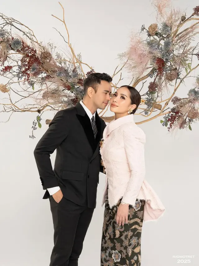 Model Atasan Brokat Bawahan Batik ala Nagita Slavina