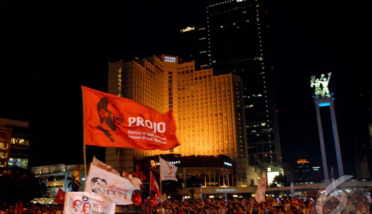 Sampai malampun massa pendukung Jokowi terus berdatangan memadati Bundaran HI, Jakarta, Rabu (9/7/2014) (Liputan6.com/Miftahul Hayat)