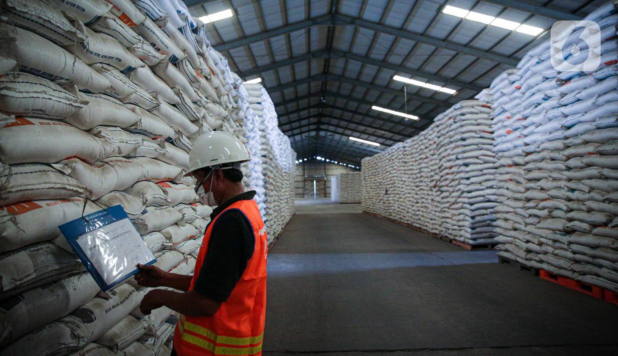 Pekerja mengecek beras milik Perum Bulog di kawasan Pulo Mas, Jakarta, Kamis (26/11/2020). Kementan kembali memastikan bahwa meski tengah dilanda pandemi Covid-19 pasokan beras hingga akhir tahun masih ada stok beras sebanyak 7,1 juta ton. (Liputan6.com/Faizal Fanani)