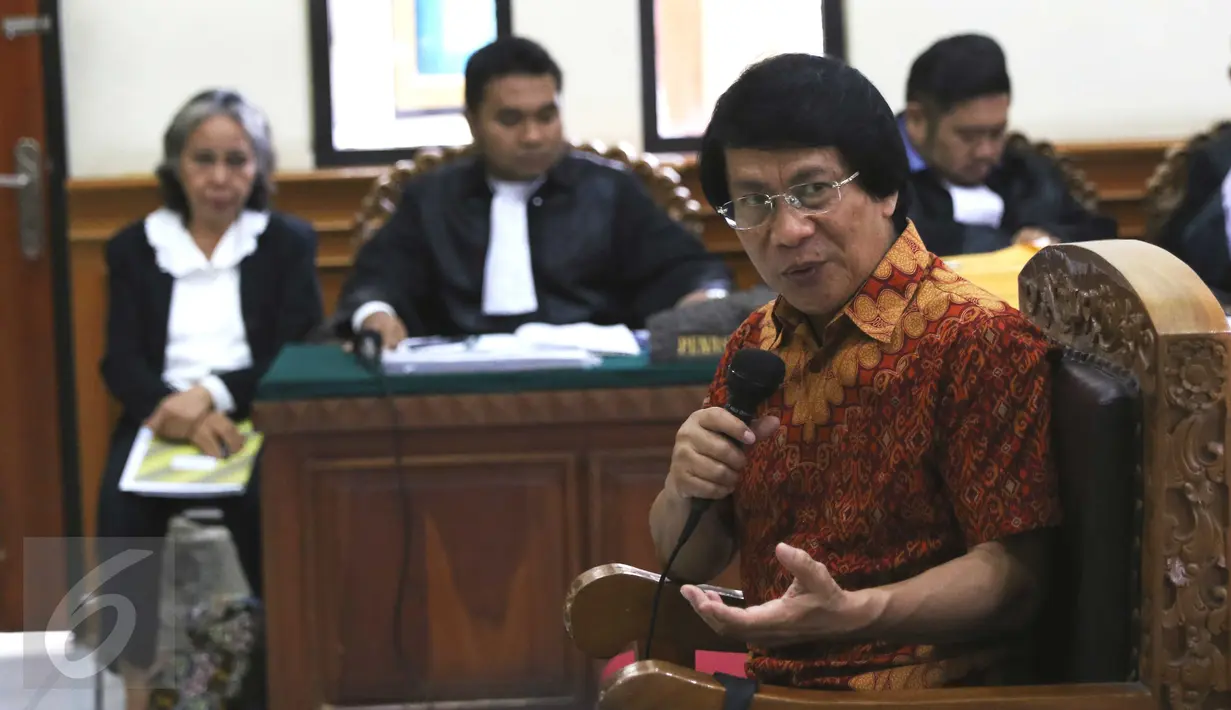 Kak Seto memberikan kesaksian di sidang pembunuhan Angeline dengan terdakwa Margriet Megawe di Pengadilan Negeri Denpasar, Senin (11/1/2016). Kak Seto hadir sebagai saksi ahli dalam bidang psikologi anak. (Liputan6.com/Angga Yuniar)