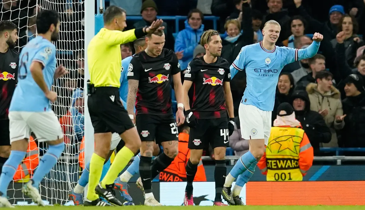 Pemain Manchester City Erling Haaland (kanan) usai mencetak gol ke gawang RB Leipzig pada pertandingan sepak bola leg kedua babak 16 besar Liga Champions di Etihad Stadium, Manchester, Inggris, 14 Maret 2023. Erling Haaland mencetak lima gol dan menbawa Manchester City mengalahkan RB Leipzig dengan skor 7-0. (AP Photo/Dave Thompson)
